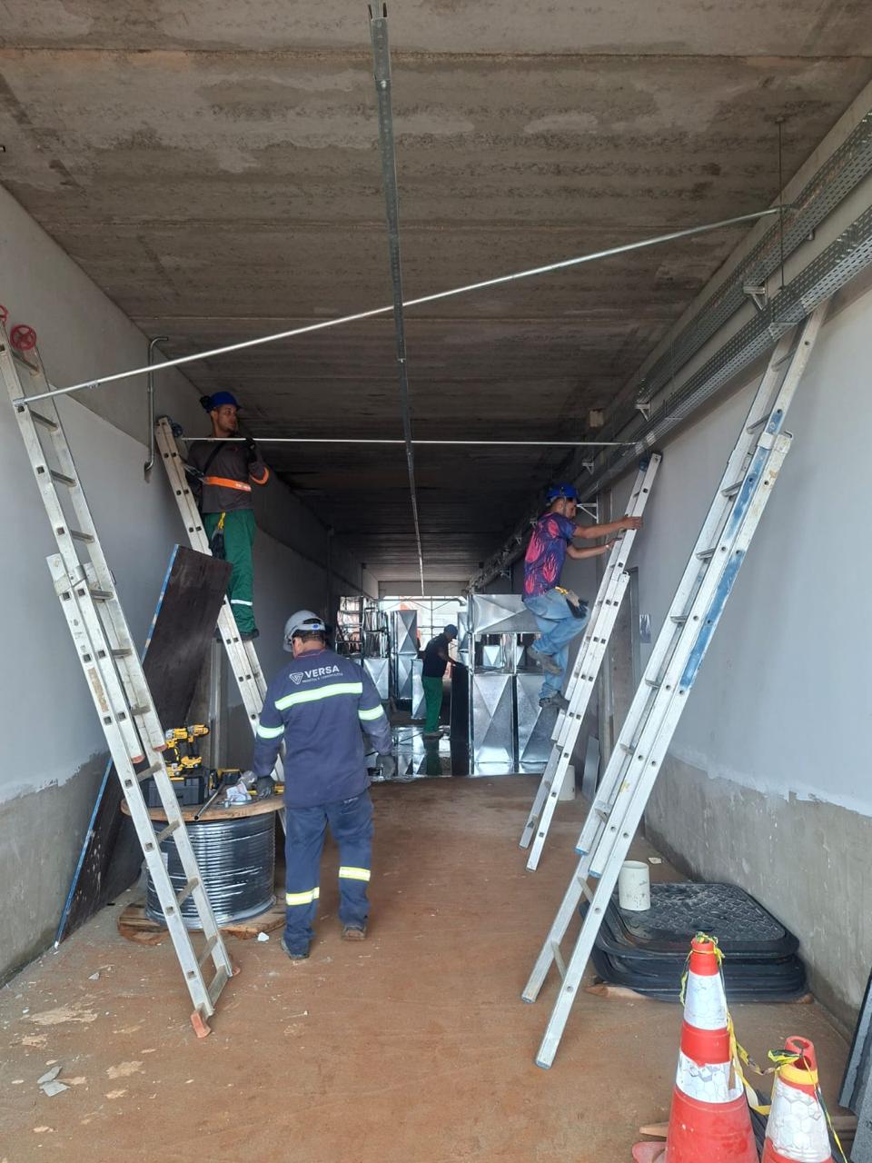 Instalação de eletrocalhas em corredor industrial pela MB Engenharia