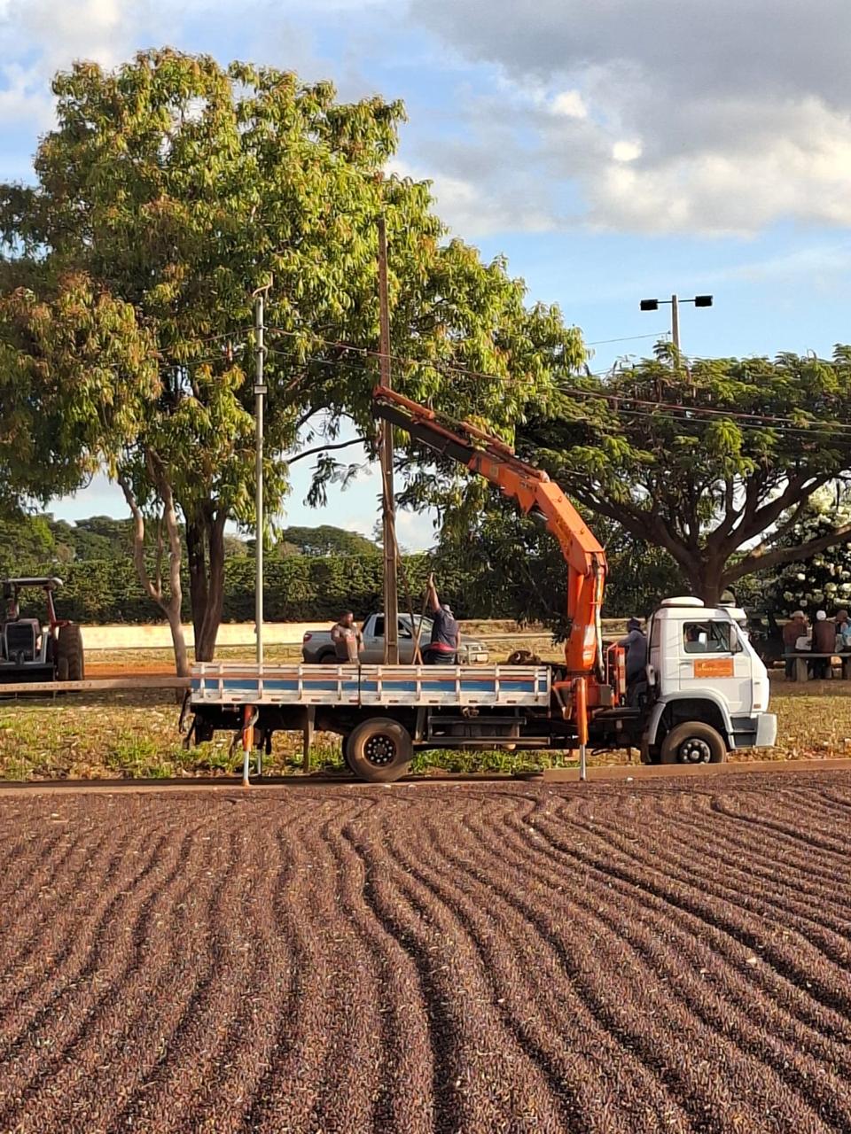 Instalação de poste e rede elétrica rural com caminhão munck